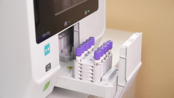 Zbliżenie Technika Medycznego Zamykającego Platformę Analizy Hematologii Próbkami Krwi Biochemiczne — Wideo stockowe