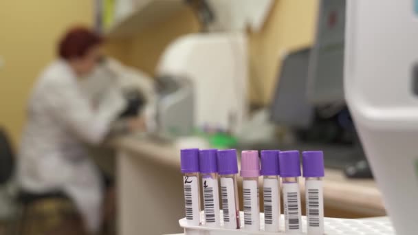 Een Close Van Medische Technoloog Die Bloedreageerbuisjes Uit Hematologische Analyseapparatuur — Stockvideo