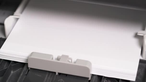 印刷された用紙は印刷機で提供されます プロの技術機器 仕事中の印刷機 クローズアップデモビデオ — ストック動画