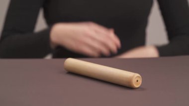Elle tahta kutuyu açmak ve eko bambu diş fırçasını çıkarmak. Sürdürülebilir yaşam tarzı konsepti. Plastiksiz eşyalar seçimi