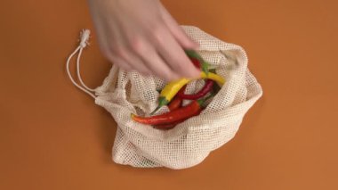 Kadınların ellerinin pamuk keseye kırmızı biber koyup kapattığı en iyi manzara.