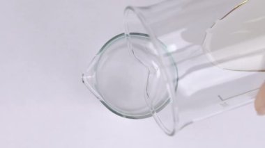 Erimiş sabun tabanının ölçü kabına dökülen hava görüntüsü. Eko ürün. Spa ve sağlık konsepti