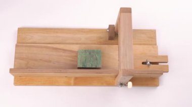 Bir kadının sabun kesme makinesiyle el yapımı bir sabundan bir parça keserken üst görüntüsü. Doğal organik kozmetik ürünleri, bitkisel ürünler. Cilt bakımı kavramı