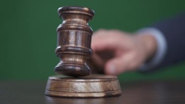 Hakimin tahta tokmağa vuruşuna yakın çekim. Cümle bildirisi. Hukuk ve adalet kavramı. İzole edilmiş, seçici odak atışı