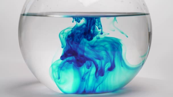 Распространение Тёмно Синего Химического Реагента Стеклянную Колбу Прозрачной Жидкостью Крупный — стоковое видео