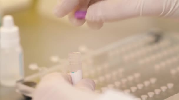 Eine Nahaufnahme Zeigt Wie Ein Labortechniker Eine Dosis Biologischer Probe — Stockvideo