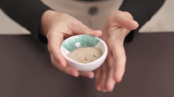 Zbliżenie Wideo Pokazujące Dłonie Kobiety Trzymającej Ceramiczną Miskę Organicznym Suszonym — Wideo stockowe