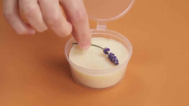 Närbild Hand Att Sätta Lavendel Blomställningar Transparent Plastbehållare Fylld Med — Stockvideo