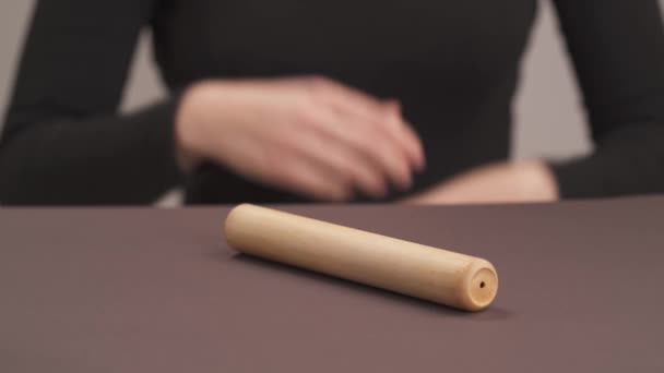 Elle Tahta Kutuyu Açmak Eko Bambu Diş Fırçasını Çıkarmak Sürdürülebilir — Stok video