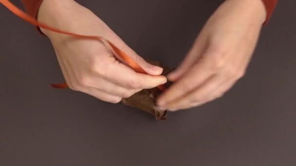 Vista Superior Mulher Amarrando Fita Terracota Pequeno Pacote Caixa Embalagem — Vídeo de Stock