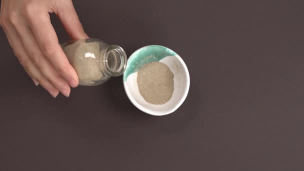 Kosmetyki Rzemiosła Widok Góry Kobiety Dodającej Organiczne Korzenie Proszku Ceramicznej — Wideo stockowe