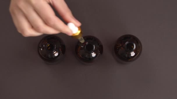 Vista Superior Del Aceite Esencial Que Cae Las Botellas Desde — Vídeo de stock