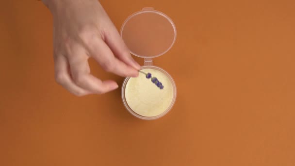 Bovenaanzicht Een Vrouwelijke Hand Zetten Lavendel Bloeiwijzen Een Transparante Plastic — Stockvideo