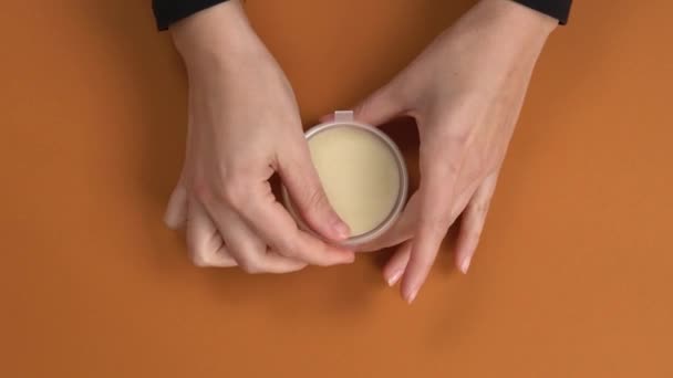 Visão Superior Uma Mulher Aplicando Pomada Orgânica Pele Mão Artesanato — Vídeo de Stock