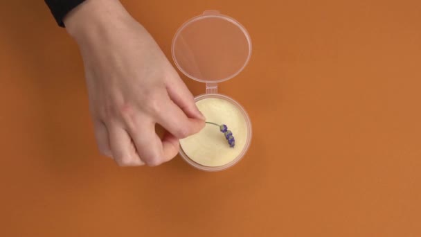 Draufsicht Einer Weiblichen Hand Die Lavendelblütenstände Ein Transparentes Plastikgefäß Füllt — Stockvideo