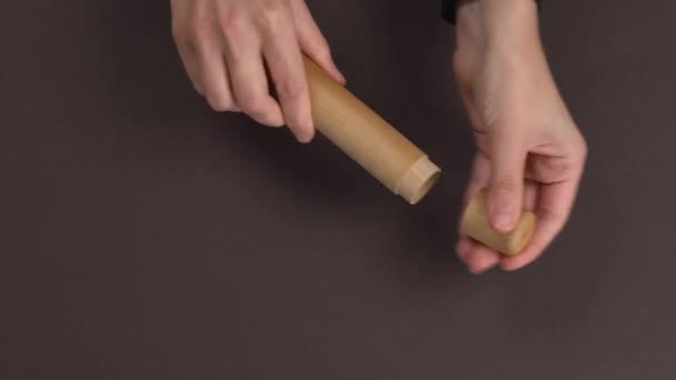 女性の手を開く木製の箱のトップビューとエコ竹の歯ブラシを取り出します プラスチックフリーアイテムコンセプトの選択 — ストック動画