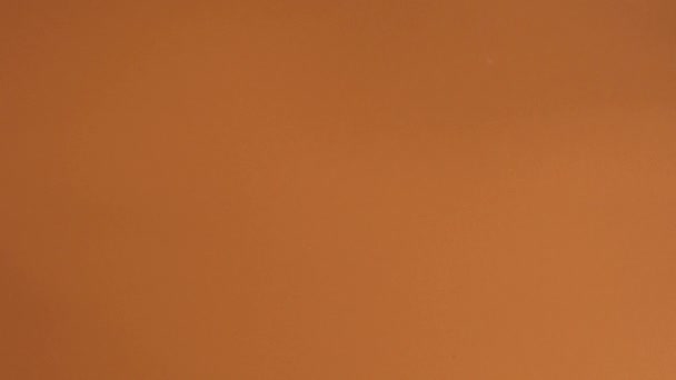 Крупным Планом Руки Положить Хлопчатобумажную Сетку Торговый Мешок Оранжевую Поверхность — стоковое видео