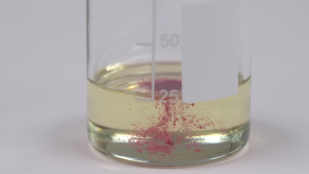 手工制作的有机肥皂 混合配料 法国化妆品粉红粘土的特写被添加到融化的肥皂基座中 孤立的白色背景 — 图库视频影像