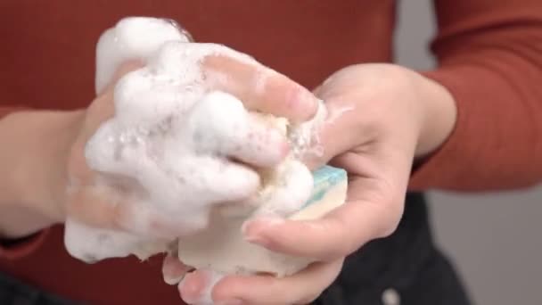 Närbild Skummig Svamp Kvinnlig Tvål Tvättlapp Med Handgjord Ekologisk Tvål — Stockvideo