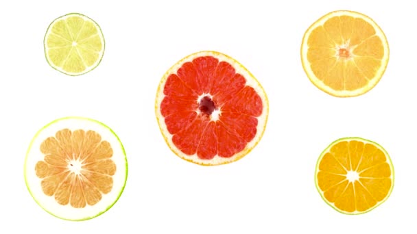 Close Fatias Frutas Cítricas Girando Sobre Fundo Branco Limão Suculento — Vídeo de Stock