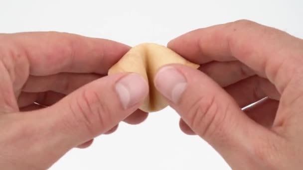 Gros Plan Des Mains Masculines Ouvrant Biscuit Chinois Avec Une — Video