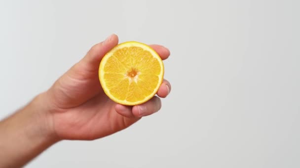 Met Hand Verse Sinaasappel Uitpersen Citrussap Lekt Uit Pulp Druipt — Stockvideo