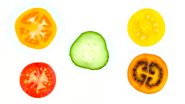 白い背景に回転カットトマトスライスのテクスチャ 健康食品のコンセプト — ストック動画