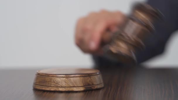 Close Male Hand Using Judge Gavel Ceremonial Mallet Isolated Blurred — Stock Video