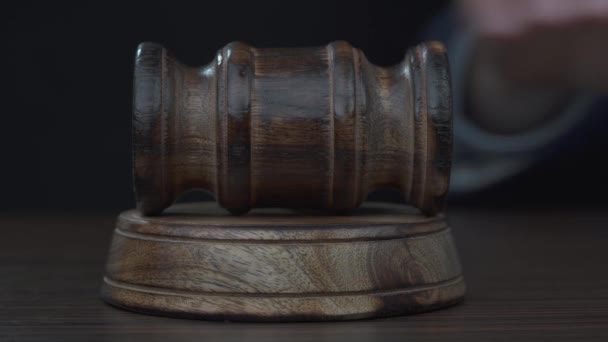 판사의 충격적 정의의 포커스 — 비디오