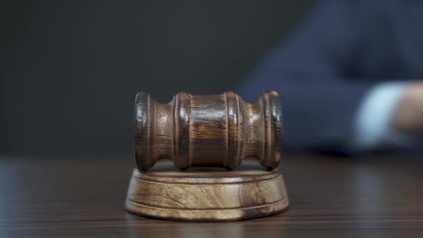 Erkek Eliyle Tokmağa Vururken Yakın Plan Mahkeme Prosedürü Açık Arttırma — Stok video