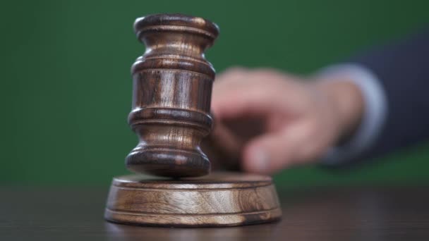 木製の砂利を打つ裁判官のクローズアップ 判決文 法と正義の概念 分離された選択的フォーカスショット — ストック動画