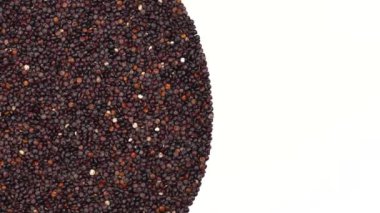 Dönen bir avuç dolusu siyah kinoa tohumu. Mısır gevreği, sağlıklı beslenme konsepti. İzole edilmiş, beyaz arka planda. Boşluk görüntüsünü kopyala