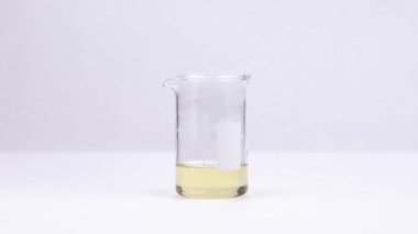 El yapımı doğal sabun yapımı. Malzemeleri karıştırıyorum. Erimiş sabun tabanına eklenen Fransız kozmetik yeşil kilinin yakın çekimi. İzole, beyaz arkaplan