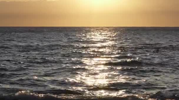 Amanecer Sobre Mar Negro Reflejos Luz Solar Agua — Vídeo de stock