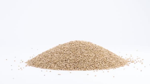 Punhado Sementes Brancas Quinoa Girando Conceito Comida Sem Glúten Isolado — Vídeo de Stock