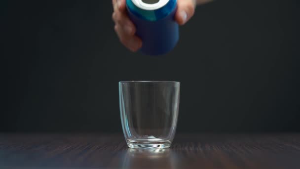 Λευκή Ζάχαρη Χύνεται Ποτήρι Από Μπλε Κουτάκι Σόδας Προτεινόμενη Έννοια — Αρχείο Βίντεο