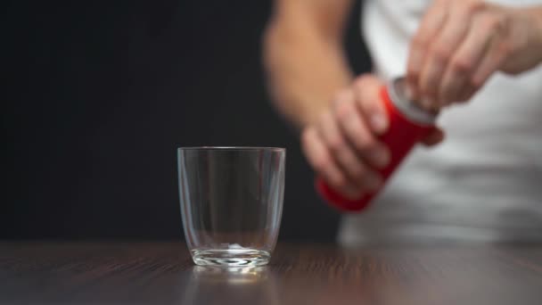 Uomo Aprendo Lattina Soda Rossa Riempiendo Bicchiere Zucchero Consumo Bevande — Video Stock