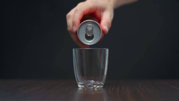 赤いソーダを持っている男性の手のクローズアップは 透明なガラスに砂糖を注ぐことができます カロリーの高い飲み物 不健康な食の概念 — ストック動画