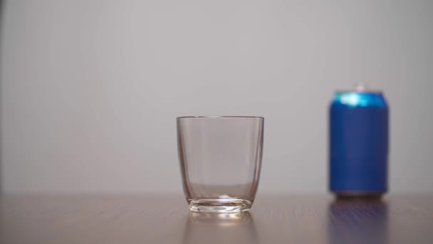 Mann Gießt Zucker Aus Blauer Limonadendose Ins Glas Zuckergesüßte Getränke — Stockvideo