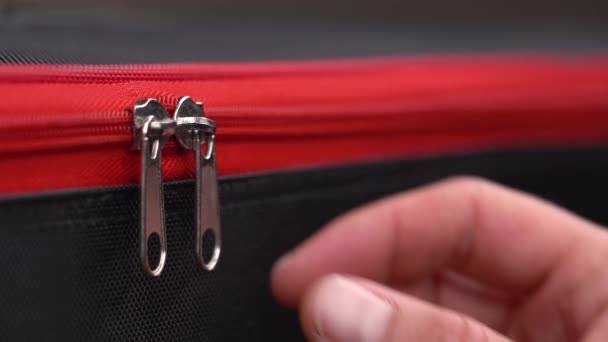 Közelkép Egy Kéz Nyitó Élénk Piros Cipzár Fekete Bőrönd Stílusos — Stock videók