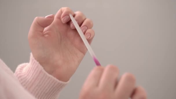 Aantrekkelijke Vrouw Die Manicure Doet Met Nagelvijl Nagelverzorging Schoonheidsconcept Voorgrond — Stockvideo