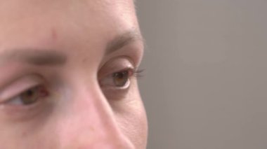 Kadın gözüne kontak lens takıyor. Oftalmoloji ve vizyon. Yakın çekim gösteri videosu