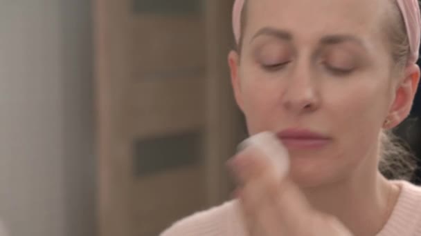迷人的年轻女人用棉垫和化妆品洗脸洗颈 美容美发概念 — 图库视频影像