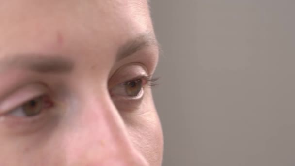Kobieta Wkłada Soczewkę Kontaktową Oka Okulistyka Wzrok Wideo Demonstracyjne Bliska — Wideo stockowe