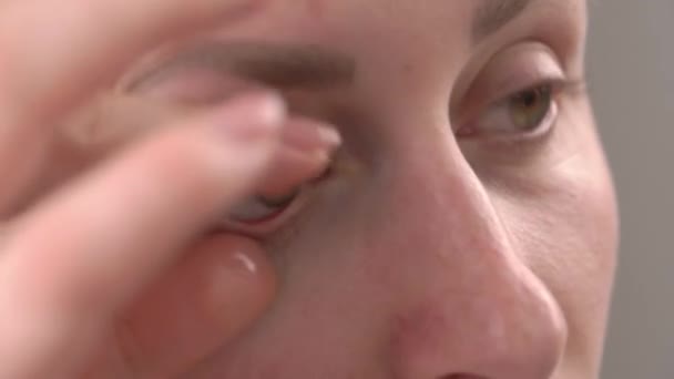 Крупным Планом Женской Руки Вставляющей Контактные Линзы Глаз Концепция Офтальмологии — стоковое видео