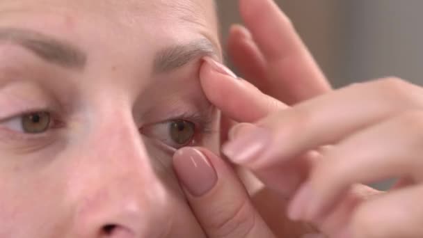 Красивая Молодая Женщина Снимает Контактную Линзу Зрения Зеленого Глаза — стоковое видео