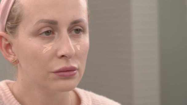 Jakaś Kobieta Robi Sobie Makijaż Używa Ukrywacza Makijaż Domu — Wideo stockowe