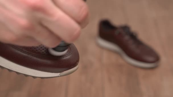 Ένα Κοντινό Βίντεο Αρσενικά Χέρια Κρατούν Καφέ Δερμάτινα Casual Παπούτσια — Αρχείο Βίντεο
