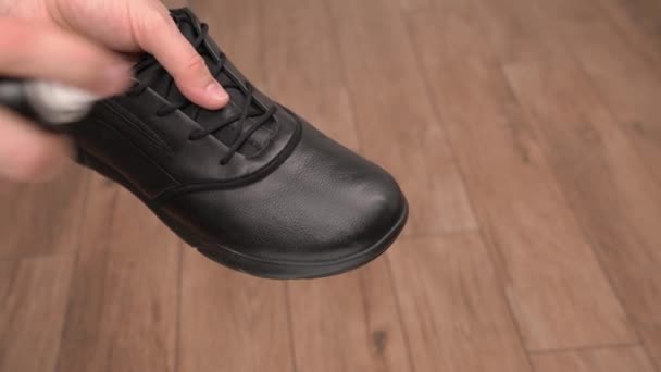Mężczyzna Spryskujący Wodoodpornym Aerozolem Buty Skórzane Czyszczące Buty Stosowanie Produktów — Wideo stockowe