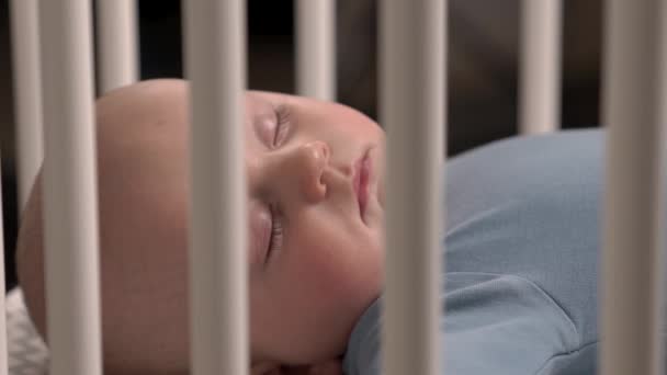 Bebek Karyolasında Huzur Içinde Uyuyan Sevimli Küçük Bir Çocuğun Yakın — Stok video